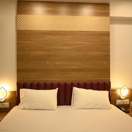 Hotel Prime Square Daund Buitenkant foto