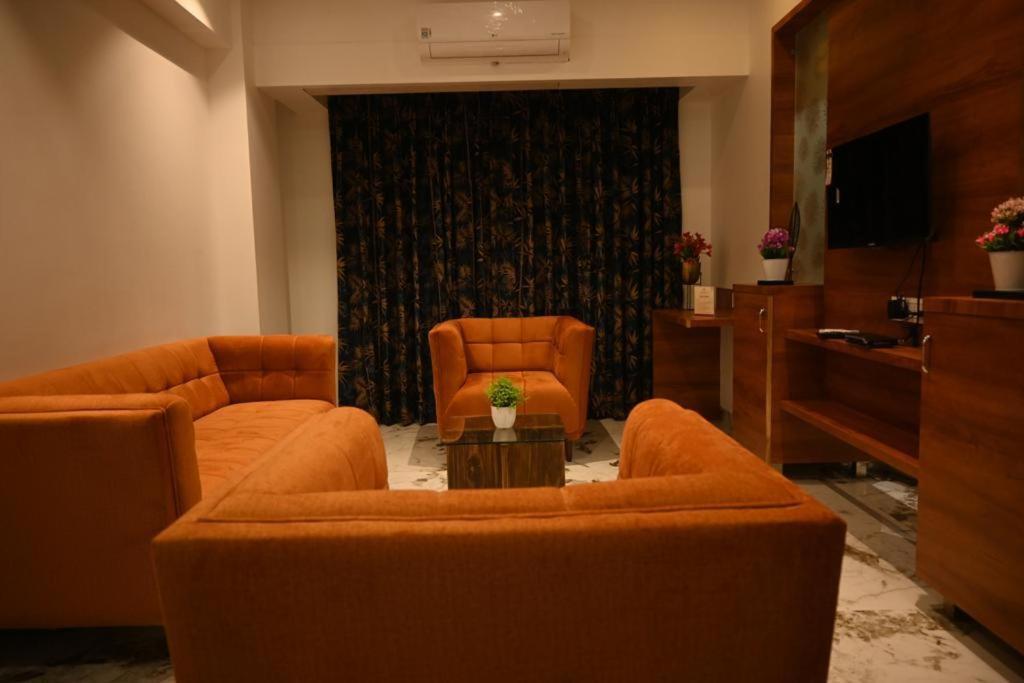 Hotel Prime Square Daund Buitenkant foto